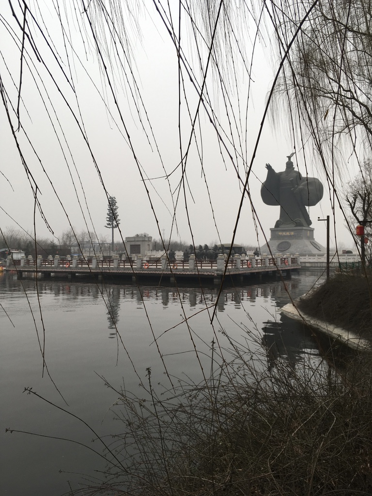 在远远的地方就能看到汉武大帝的雕像