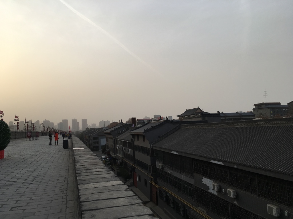 在西安城墙上往外面看的景象2