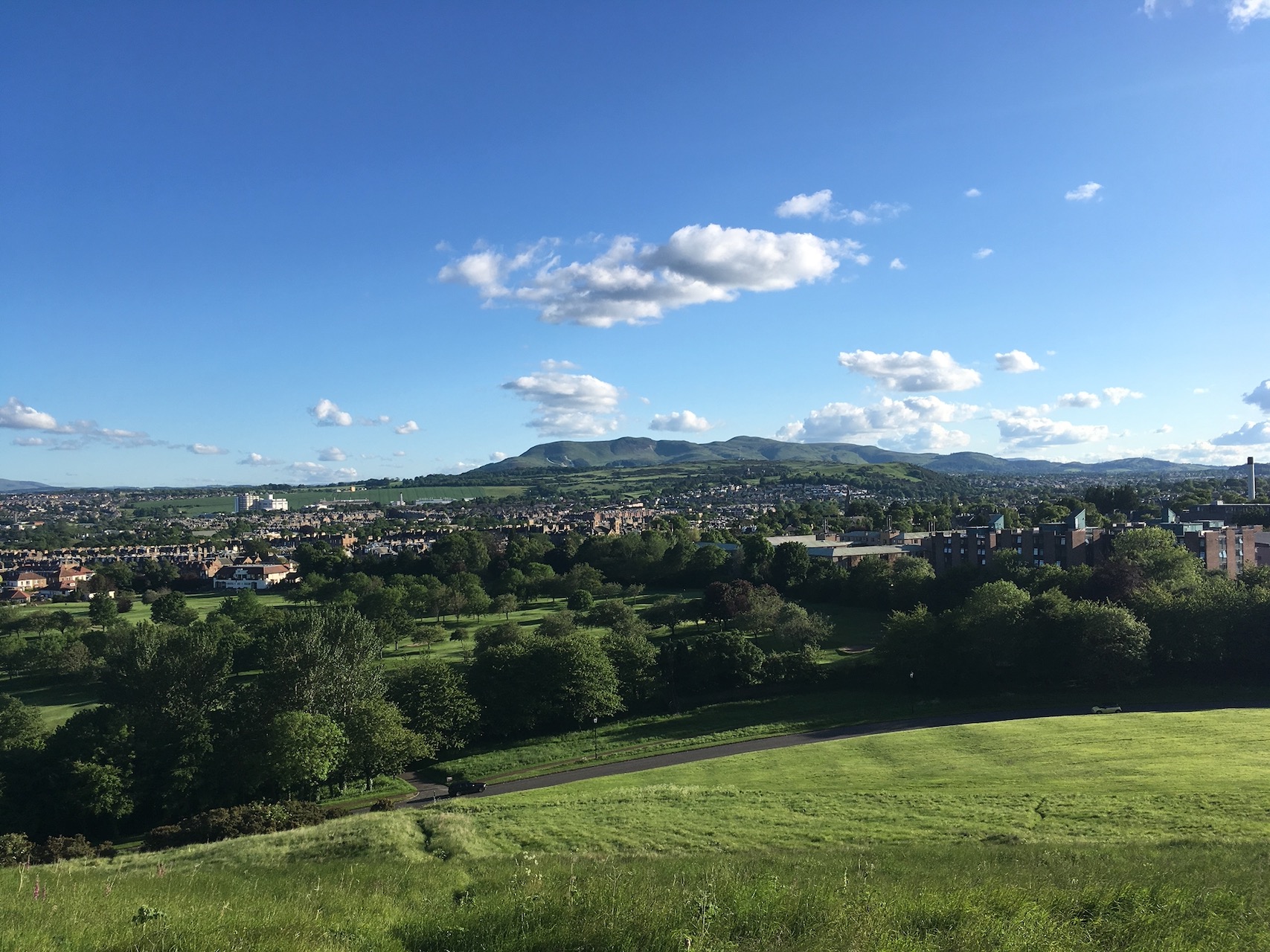 在Holyrood park环山路往宿舍的方向看，远处的山就是Pentland Hills