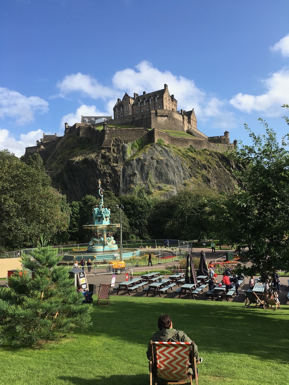 坐在Princes Street Garden欣赏Edinburgh Castle