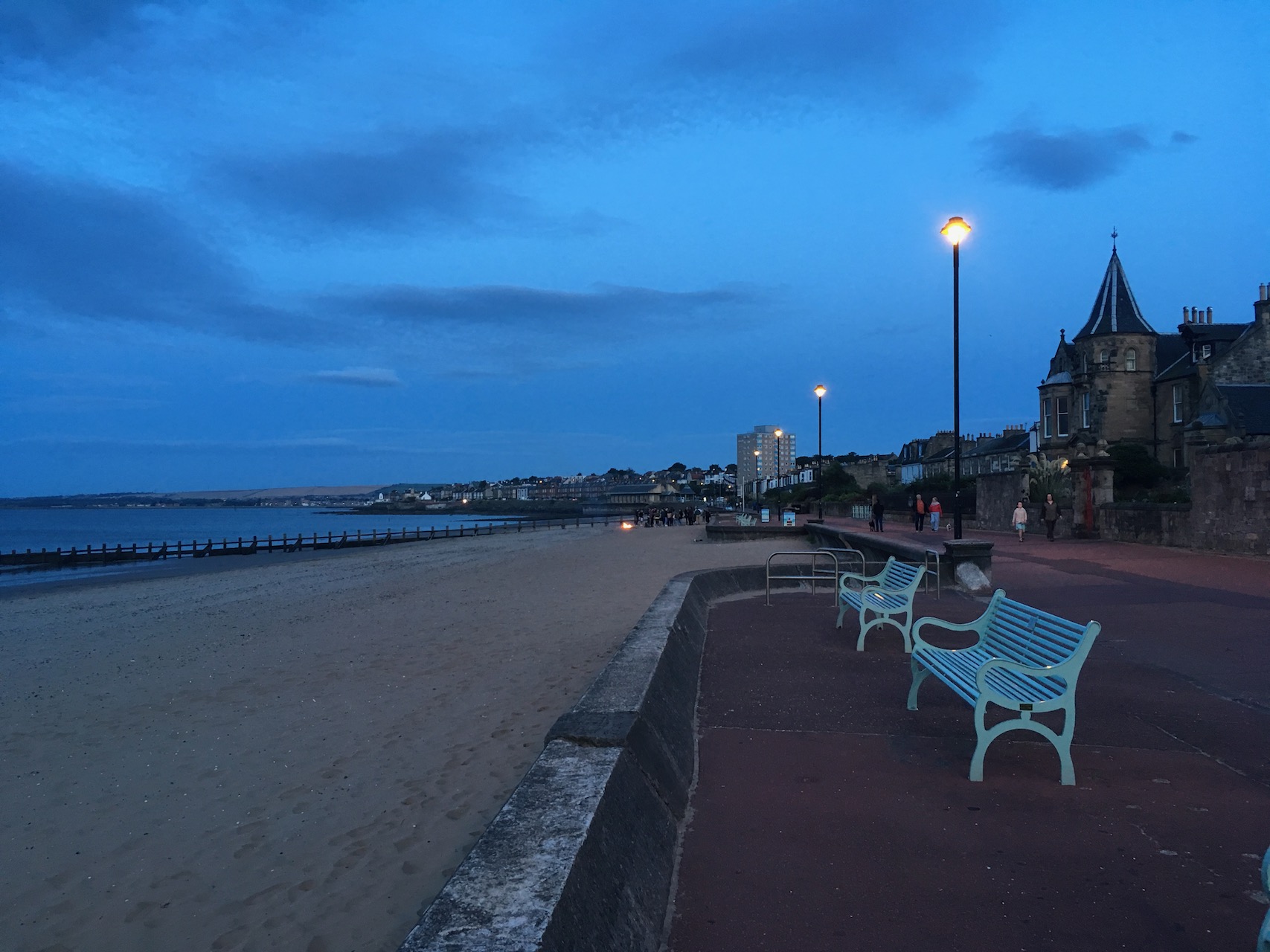 Portobello Beach是除当地人外很少有游客去的海滩，我一共去了Portobello Beach三次，也没有追到那美出天际的日落