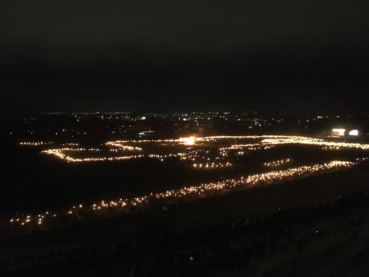 火龙在holyrood park汇集成scotland地图的形状，山上是观景的好地方