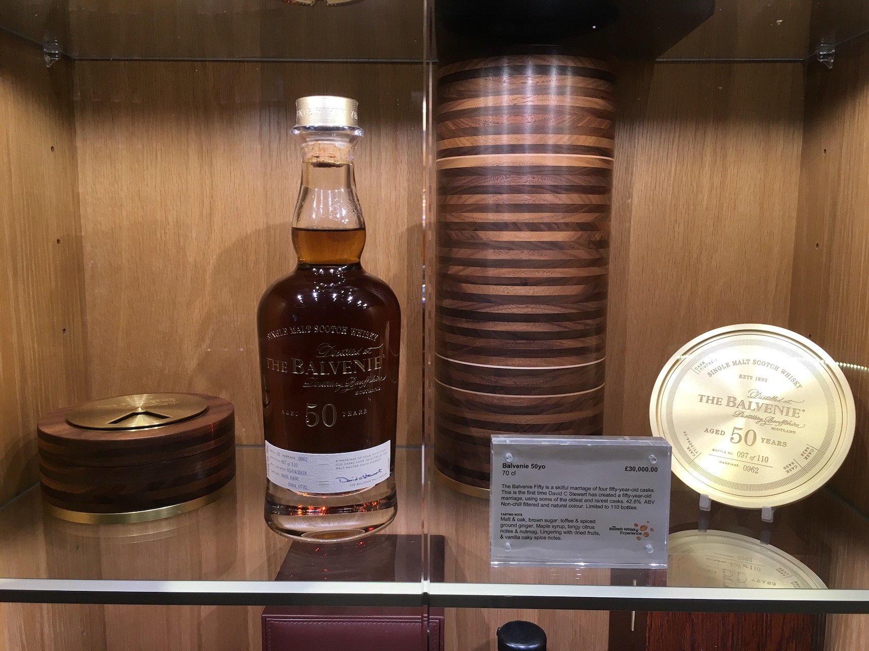 苏格兰威士忌很出名，根据地区不同可以分成好多种。这瓶在The Scotch Whisky Experience
展出的半个世纪的百富售价3万胖子。