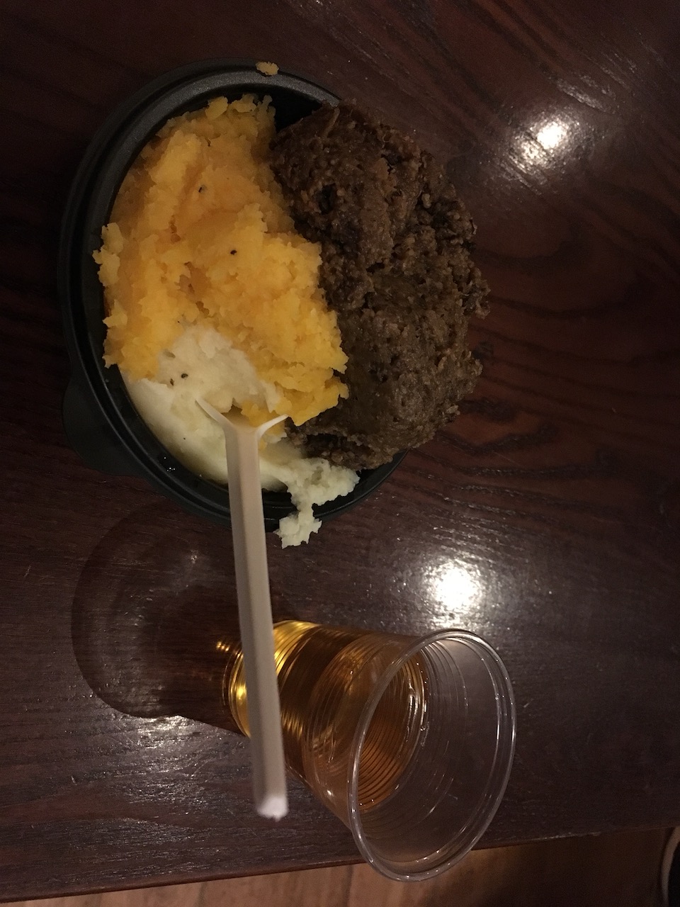 深色的那个就是苏格兰的国菜：haggis。大家不要激动，这是学校迎新活动免费提供给大家品尝的，所以很简陋。其实味道挺好哒，但很多人觉得它比较油。