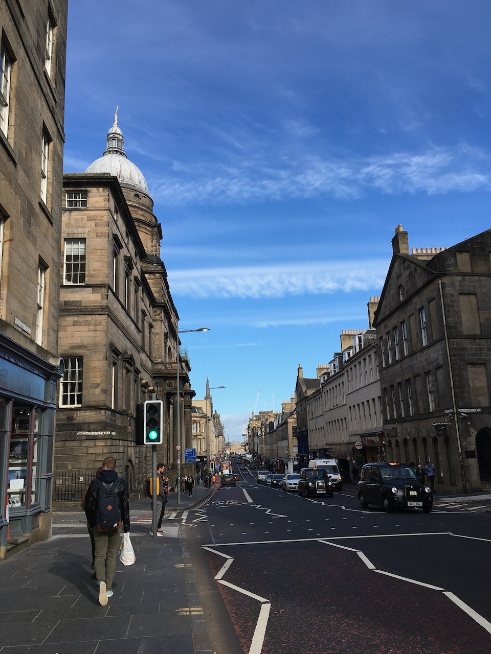 law school坐落在在South Clark ST，往北依次经过South Bridge，North Bridge，Waverley Station就到Princes ST