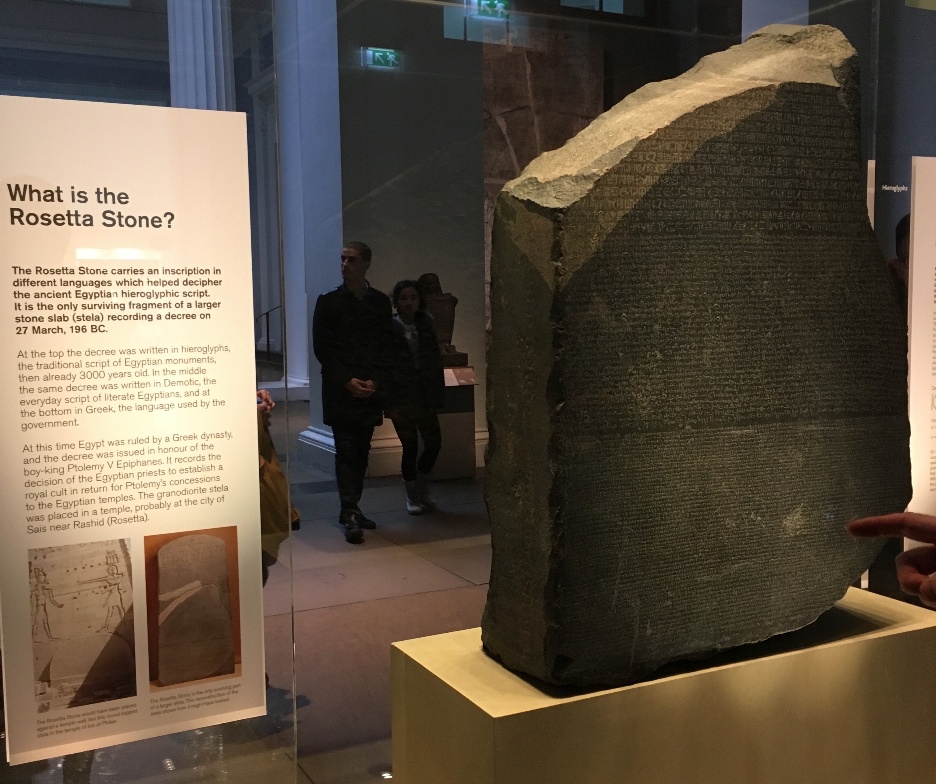 镇馆之宝罗塞塔石碑（Rosetta Stone，196 BC），上面刻有同一段诏书的三种语言版本：古埃及象形文、埃及草书和古希腊文，这是解码早已失传的古埃及文字的关键。这块大石头最开始由拿破仑的大军占领埃及时于1799挖出来，后来法军被英军打败投降，英方将它运回伦敦