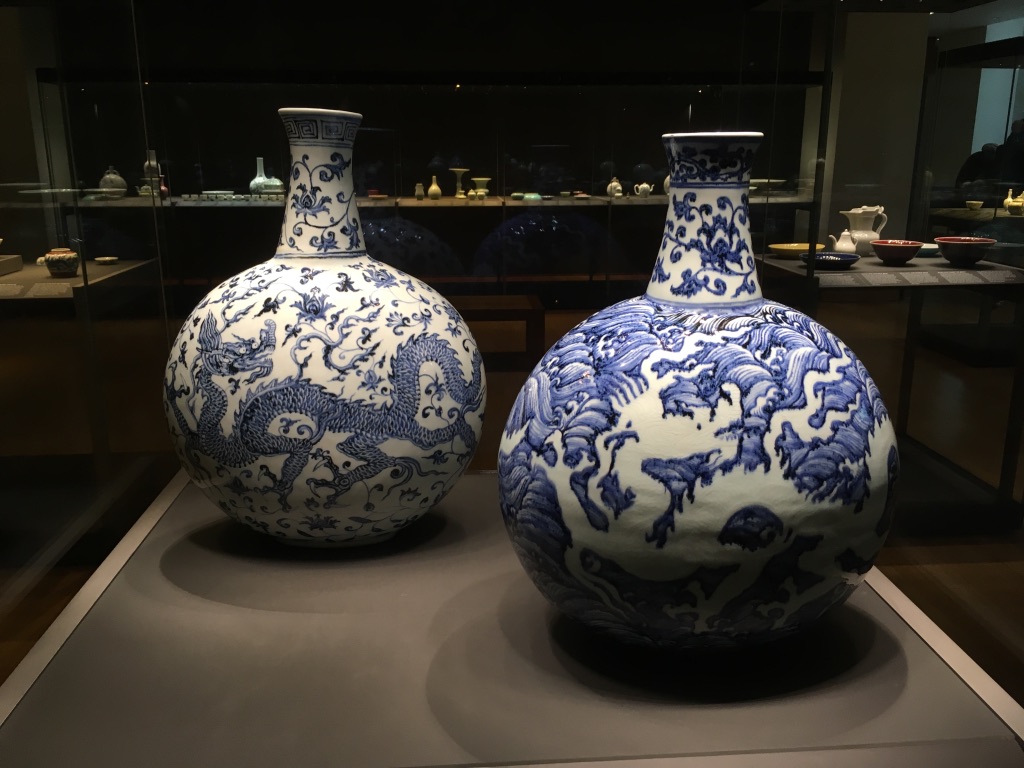 明朝永乐年间的青花瓷（Blue-and-white flask with dragons）