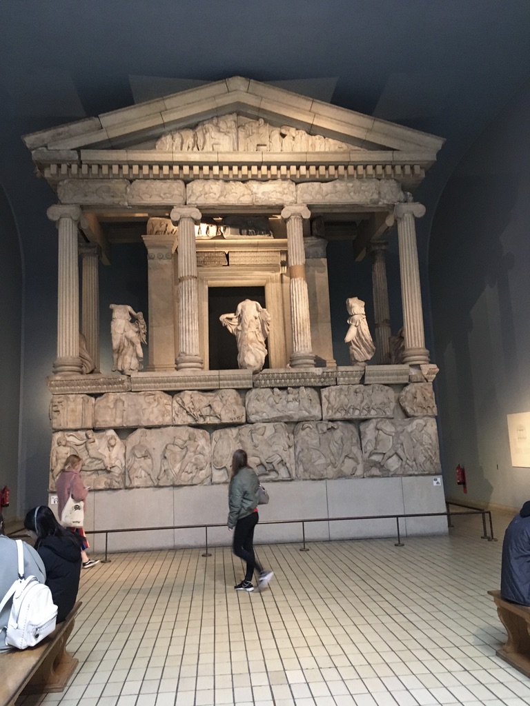 涅瑞伊得斯纪念碑（nereid monument），390 BC，看似希腊神庙，实际上是利西亚的统治者Arbinas的墓