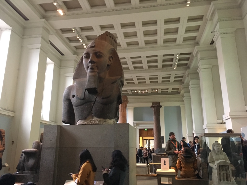 拉美西斯二世（1303BC-1213BC）头像（Statue of Ramesses II），他是古埃及历史上最著名的法老，石像右胸前的洞据说是拿破仑远征军搞的