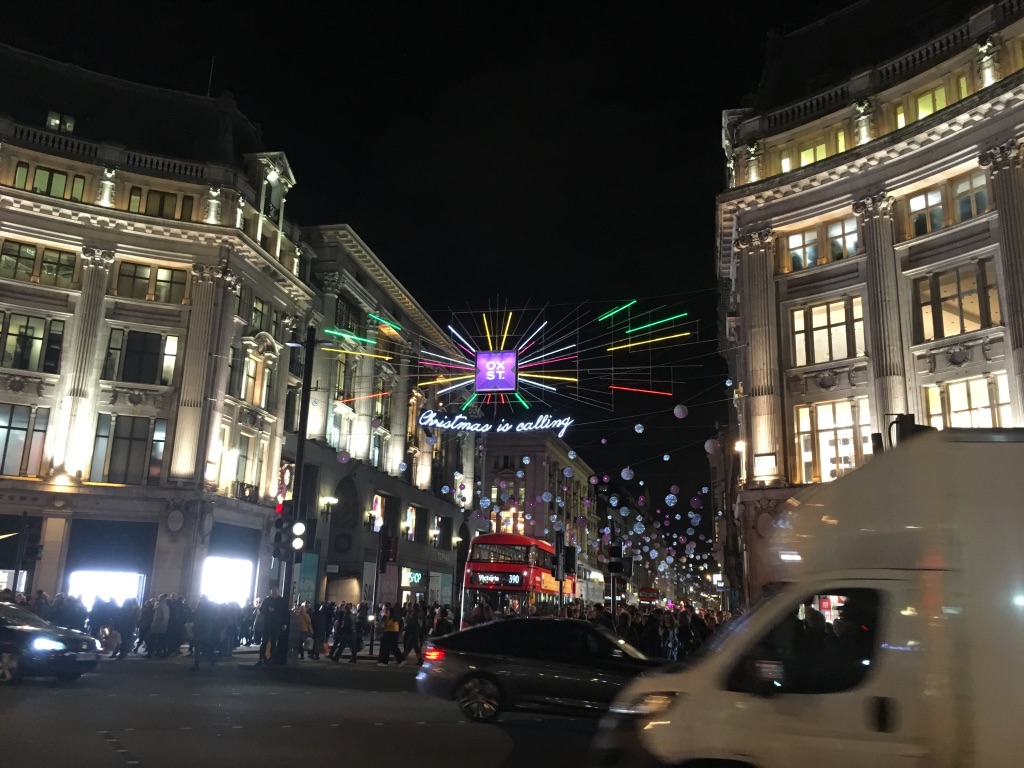 牛津街（Oxford street）是英国第一购物街，集中了来自全球的大众化品牌，比如优衣库、H&M等。英国伦敦牛津街、美国纽约第五大道、法国巴黎香榭丽舍大街，并称为“世界三大最具魅力的街道”