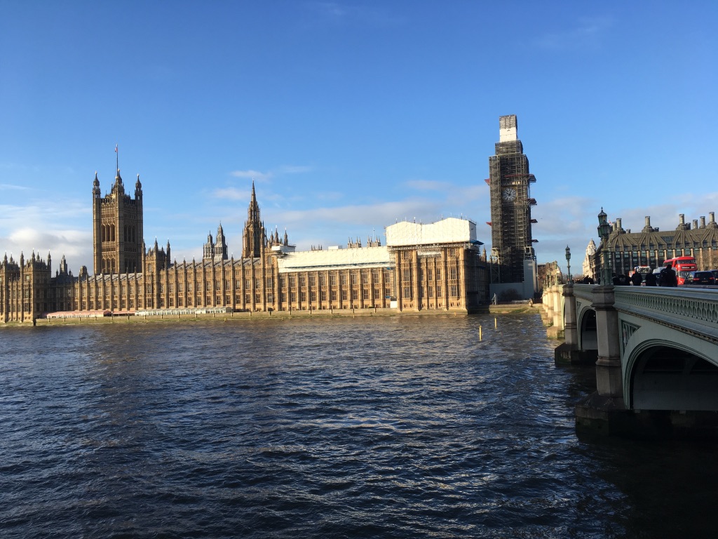 左边就是议会大厦（Houses of Parliament）