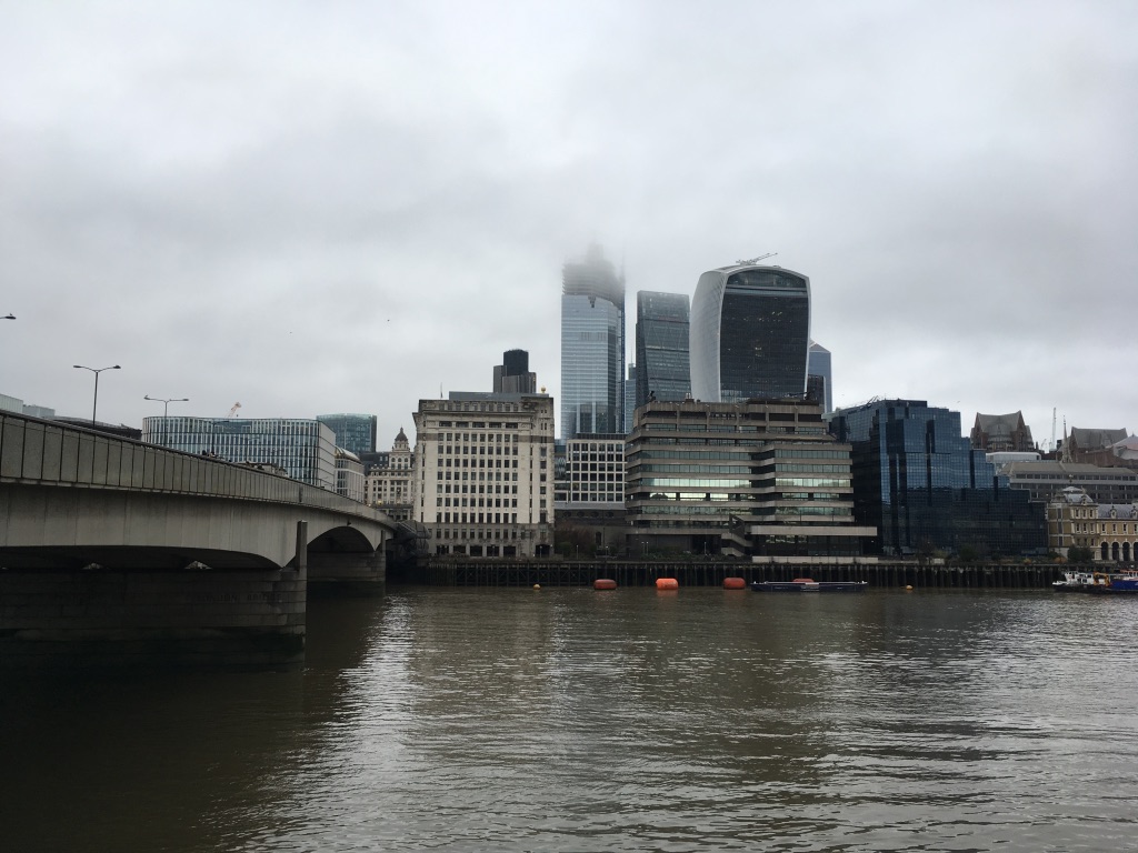 左边是London Bridge，前面那个歪了的楼就是空中花园