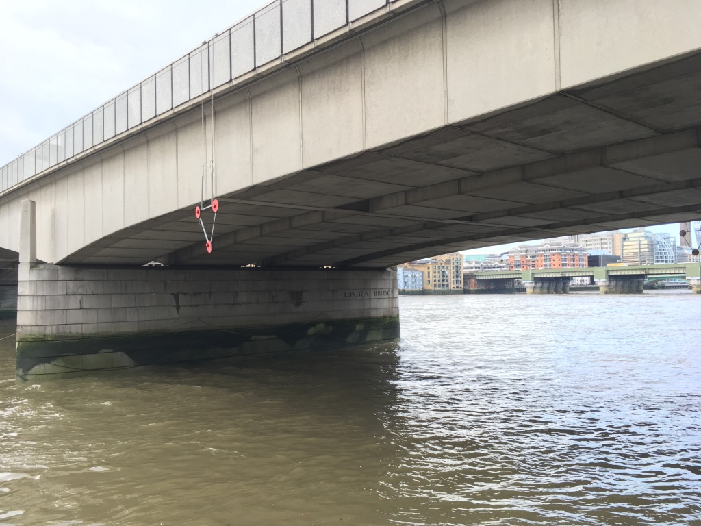 很普通的一座桥，泰晤士河里的水挺脏的