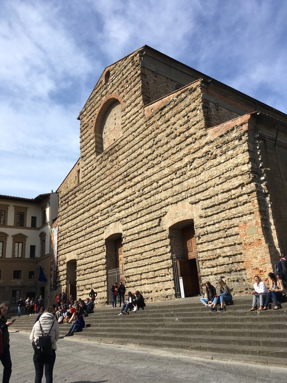 从中央市场走几步路就到了圣劳伦佐大教堂（Basilica di San Lorenzo），最早建于公元393年，是佛的第一座教堂。1418年，建筑师菲利波·布鲁内莱斯重建。我就坐在这里的石阶上享受太阳和美食