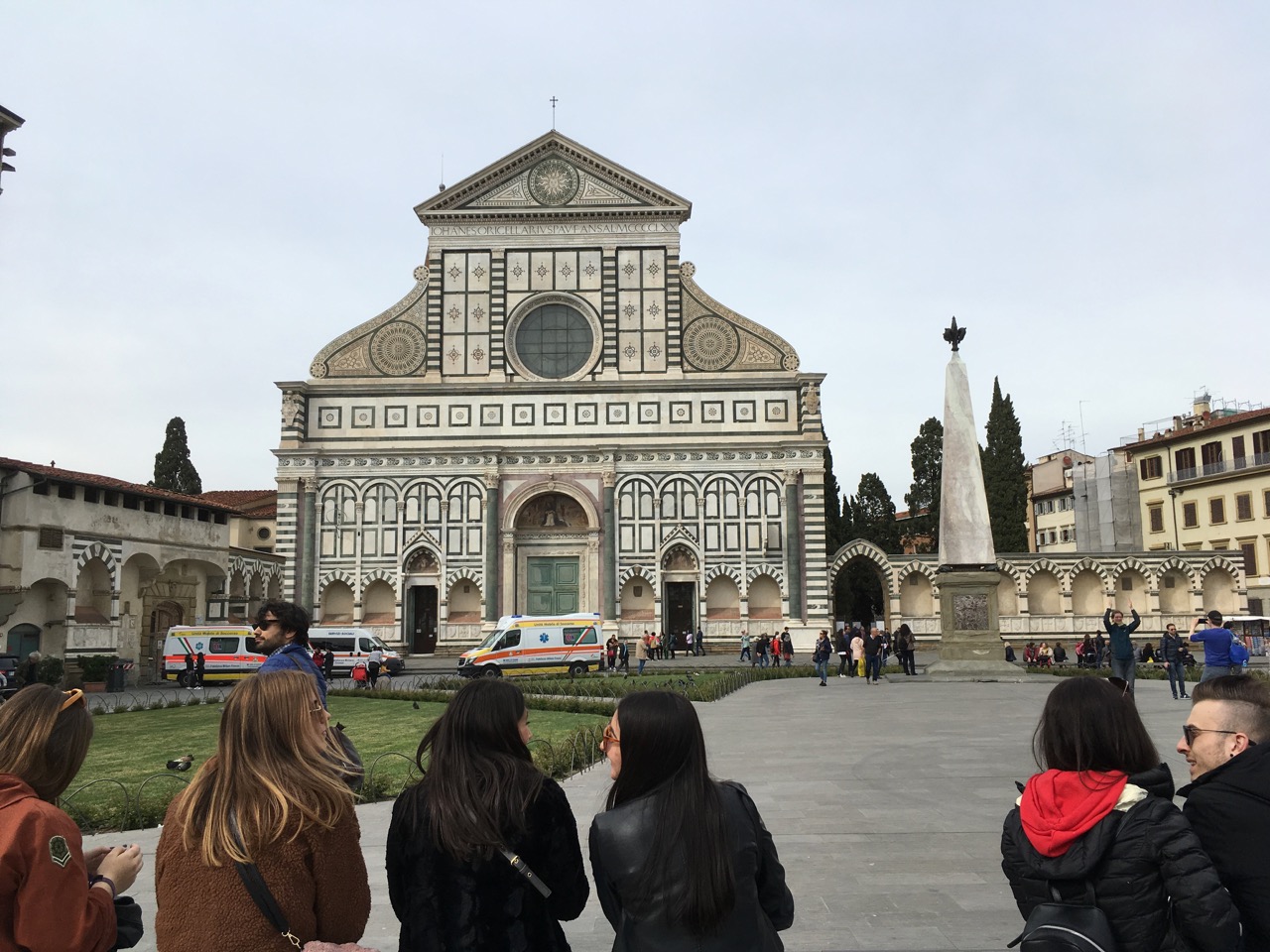 位于火车站旁的新圣母玛利亚大教堂（Basilica of Santa Maria Novella），火车站名因此叫做S.M.Novella