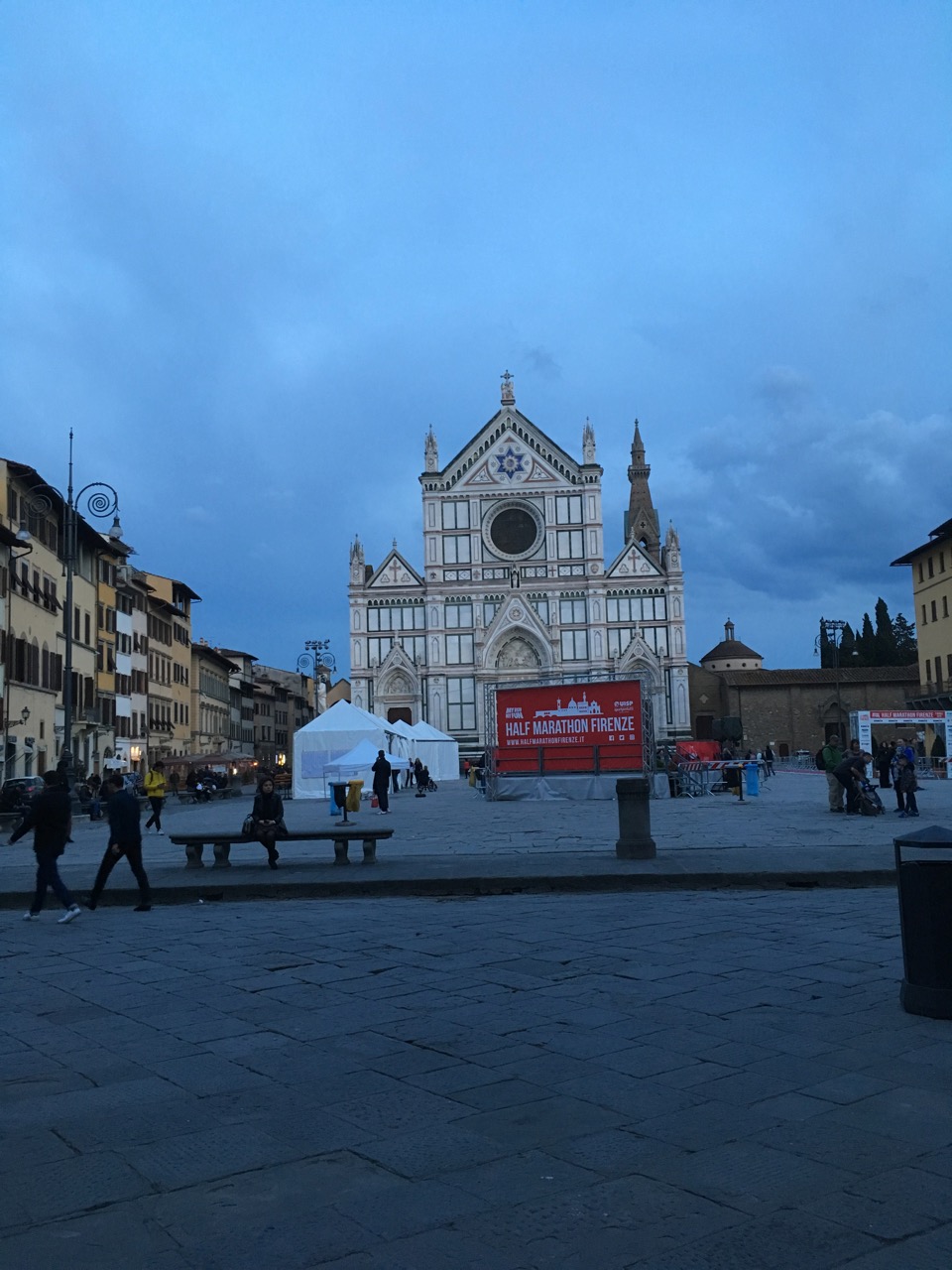 经过圣十字教堂（Basilica of Santa Croce），安葬了意大利的很多名人：但丁、伽利略、米开朗基罗、马基雅维利、马可尼等。第二天有马拉松比赛