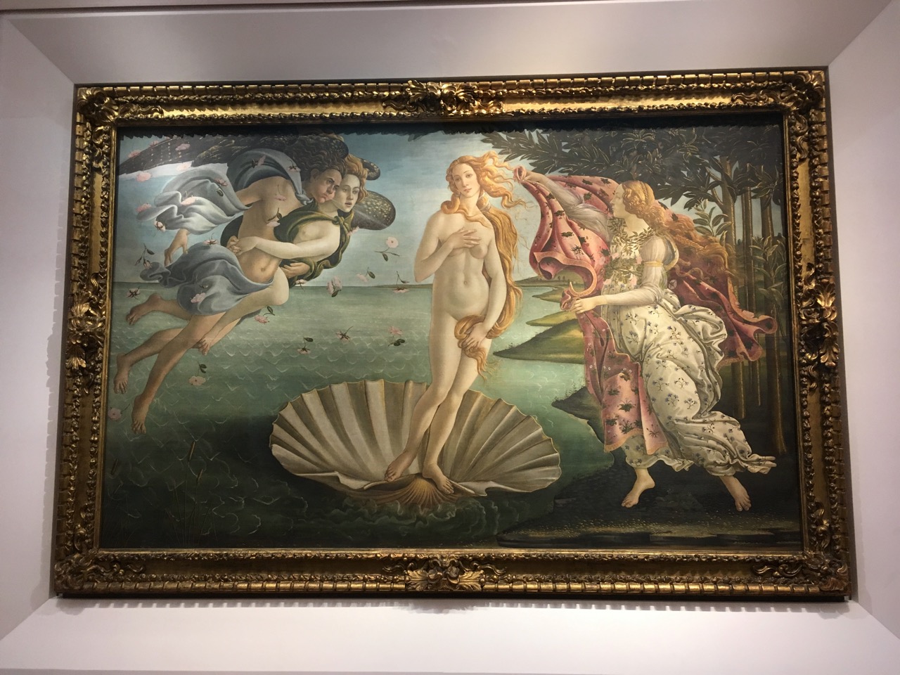 桑德罗·波提切利的《维纳斯的诞生》，1484，这幅画描绘了裸体的爱神维纳斯从贝壳中诞生的情景，她的仆人春神芙罗就随侍左右。