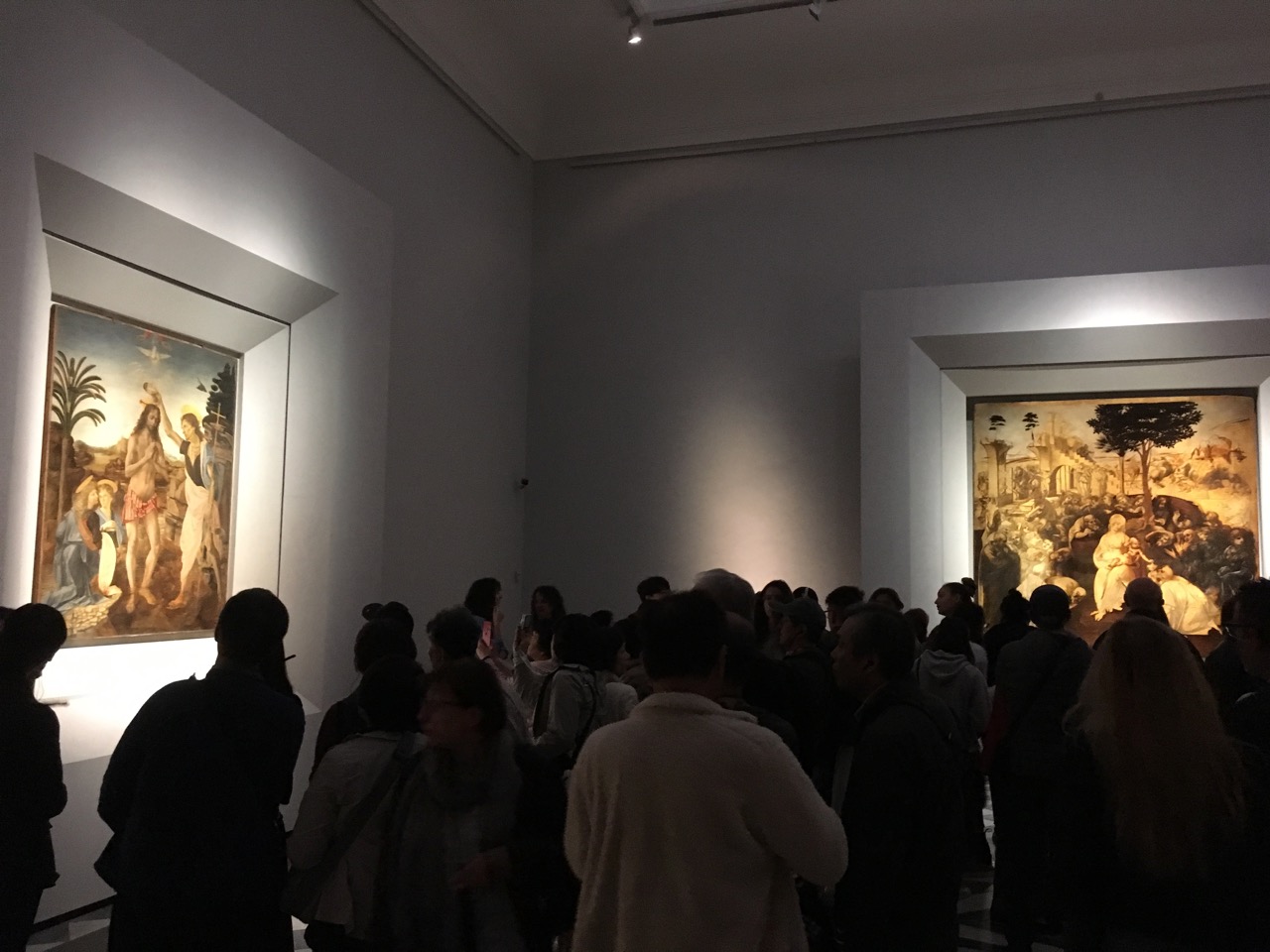 达芬奇画室内只有三幅画，但是人很多