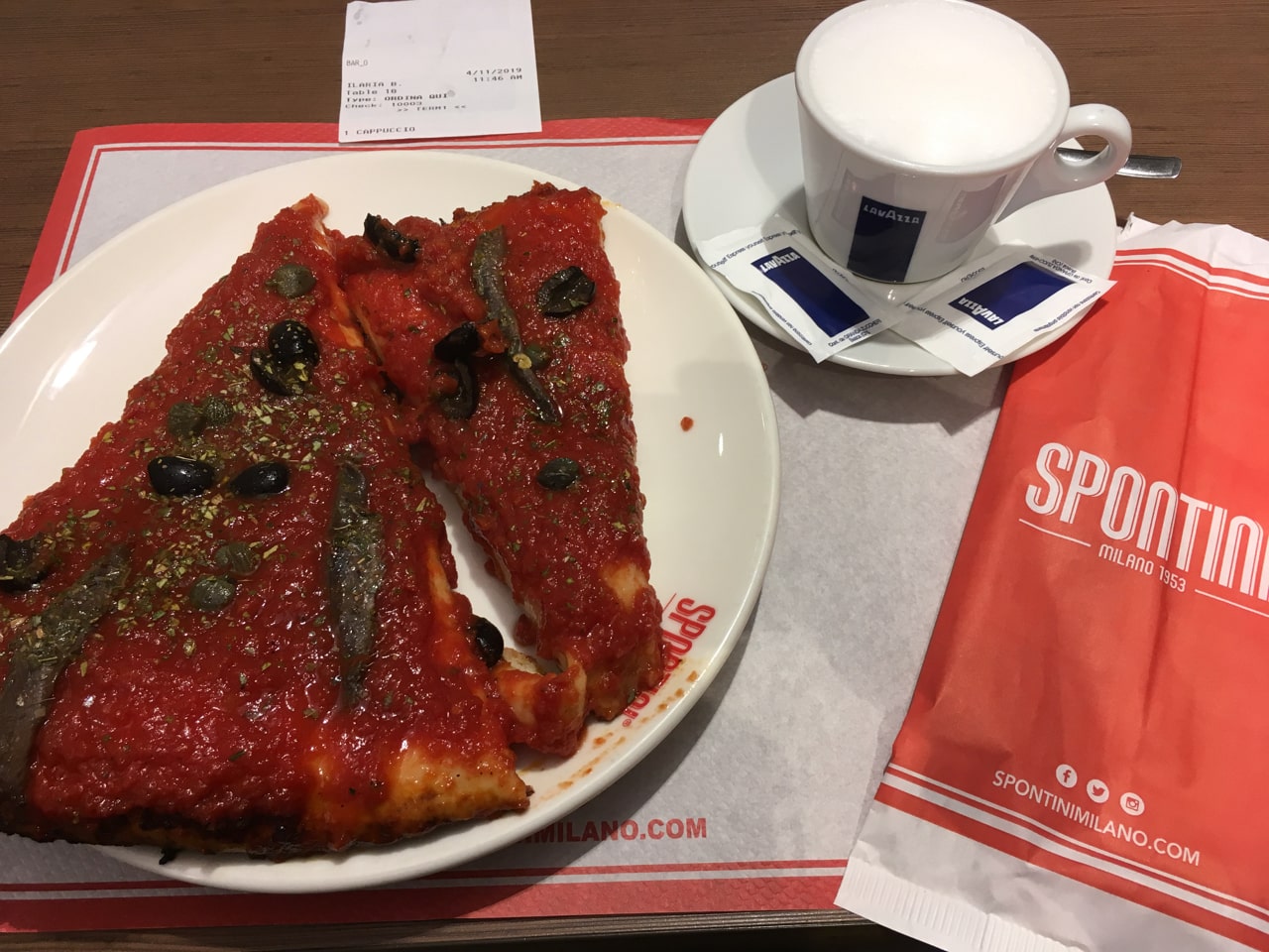 spontini的披萨号称是意大利最好吃的披萨。我成为离火车站比较近的这家spontini当天的第一个顾客，点了份地中海（mediterranea）风味的披萨，结果，太难吃了吧，又酸又苦，可能是我点的口味不对，我记得攻略上说这家披萨店只有一种口味的啊，看来还得再试一次