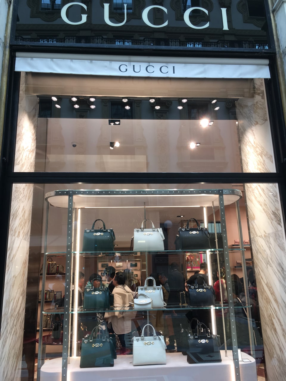 Gucci里好多中国顾客