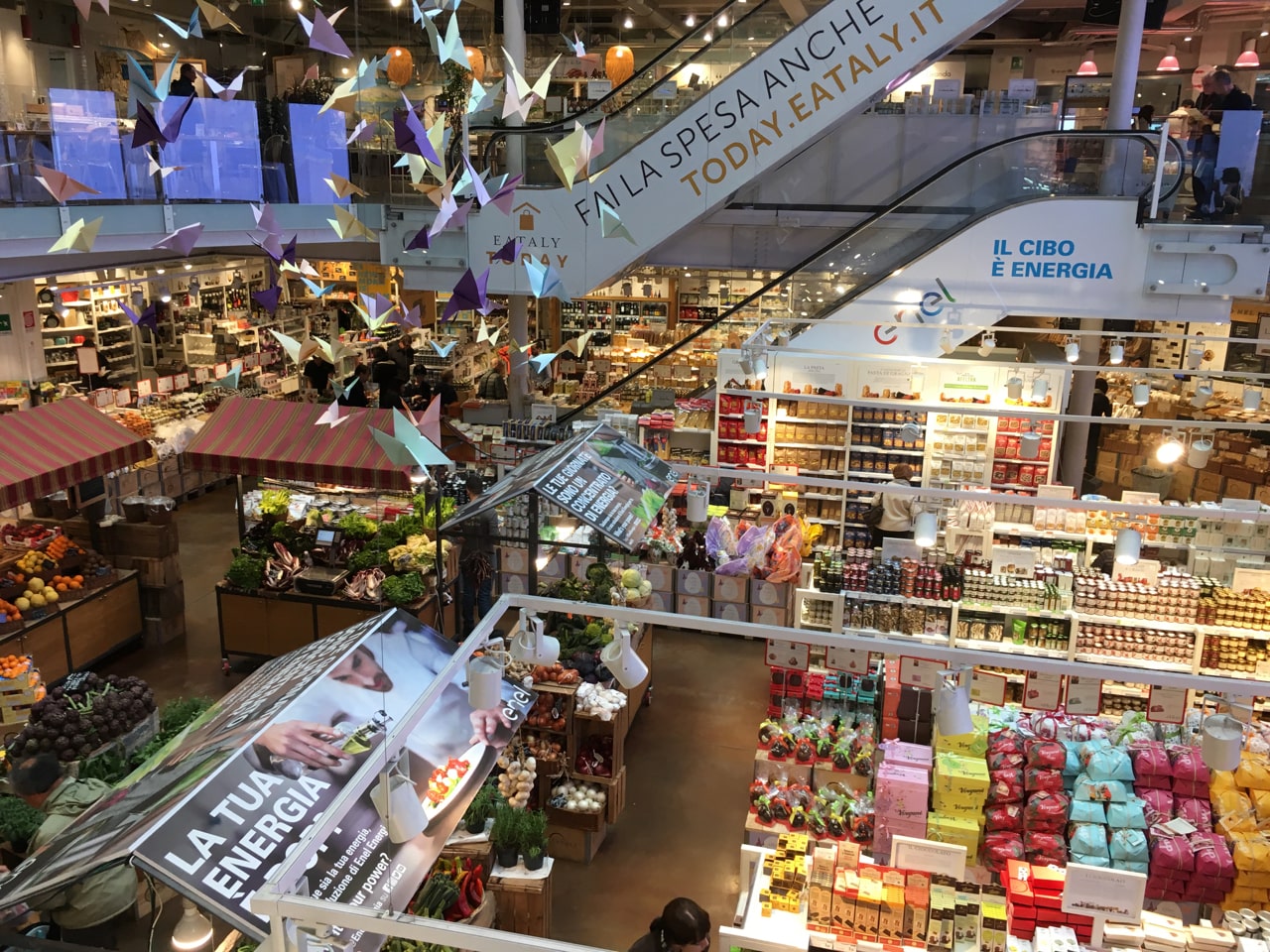 Eataly超市内部，各种意大利的特产，都相当贵，一瓶酱接近10欧