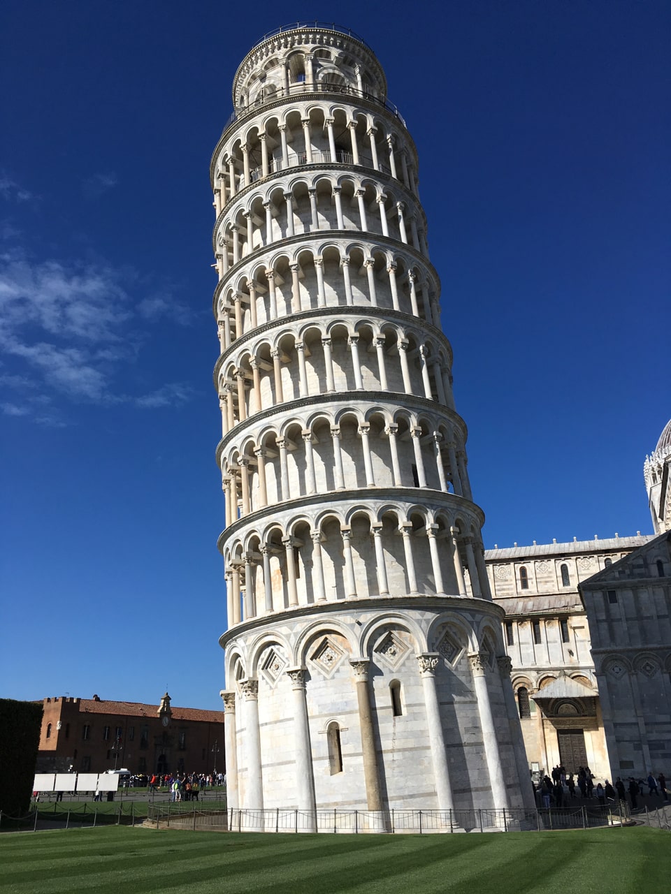 披萨斜塔（leaning tower），现场看倾斜得更厉害