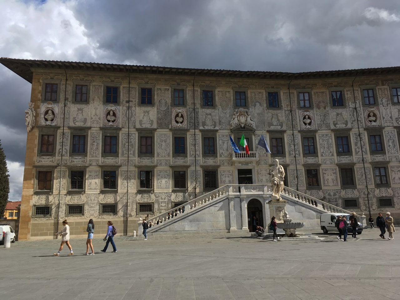 骑士广场（Piazza dei Cavalieri），中世纪时pisa的政治中心，现在是学校。雕塑是科西莫一世。