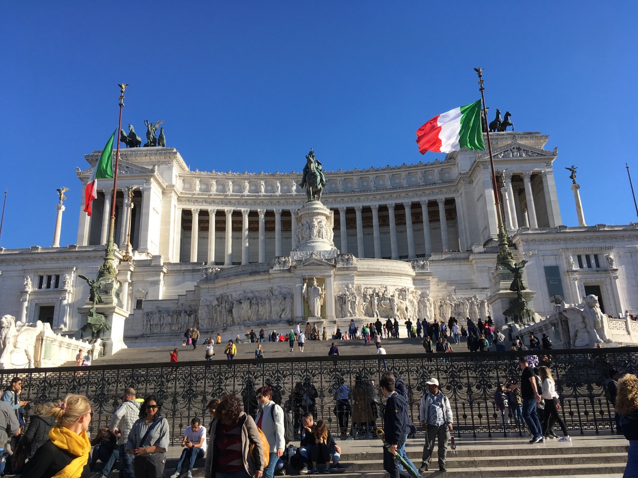 维托里安诺意大利统一纪念堂，为庆祝1870意大利统一而建，中央骑马的人物塑像就是完成了意大利统一大业的维克多·埃曼纽尔二世，所以说类似于人民英雄纪念碑纪念碑和毛主席纪念堂