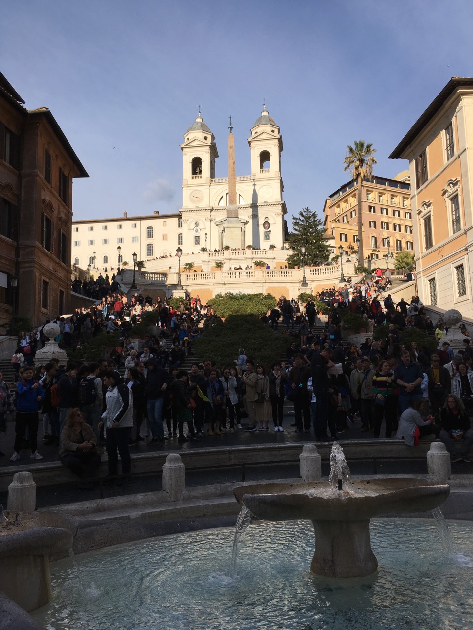 广场正中间是彼得贝尼尼设计的破船喷泉(Fontana della Barcaccia)