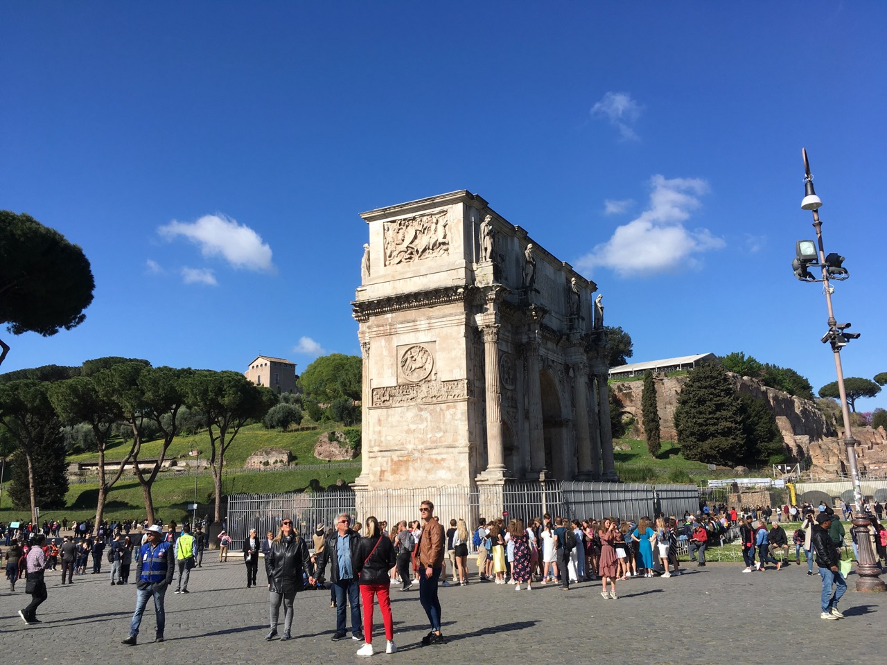 斗兽场边上便是君士但丁凯旋门(Arco di Costantino)，顾名思义，是为了纪念君士但丁一世312年米里维桥战役的胜利而修建