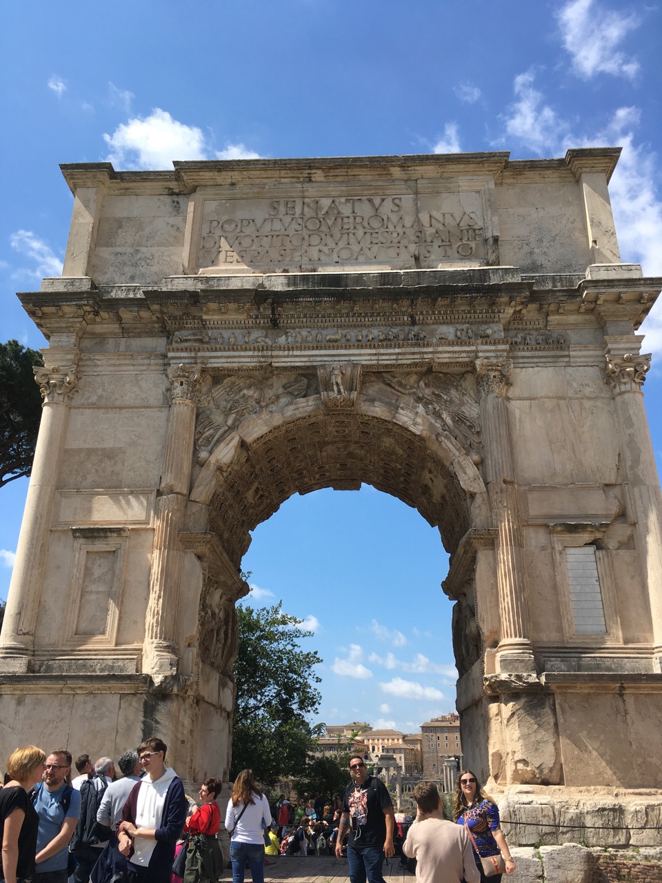 进入古罗马遗址后的一个门，提多大帝凯旋门(Arch of Titus)，罗马现存最古老的拱门建筑，公元81年所建