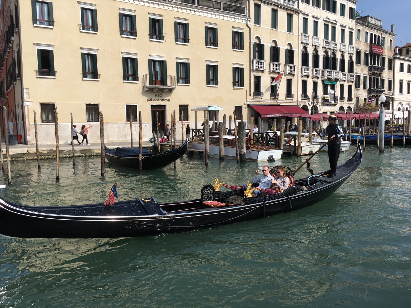 一对情侣坐在贡多拉（gondola）上。有意思的是贡多拉的船夫站在船尾，只用一根船桨划动。贡多拉似乎是被垄断了的，所有划船的都是统一着装，有固定的上船点，船也是一样的。这样也好，价格应该是透明的。不过，应该是特别贵的，我一个单身狗完全不用考虑了。