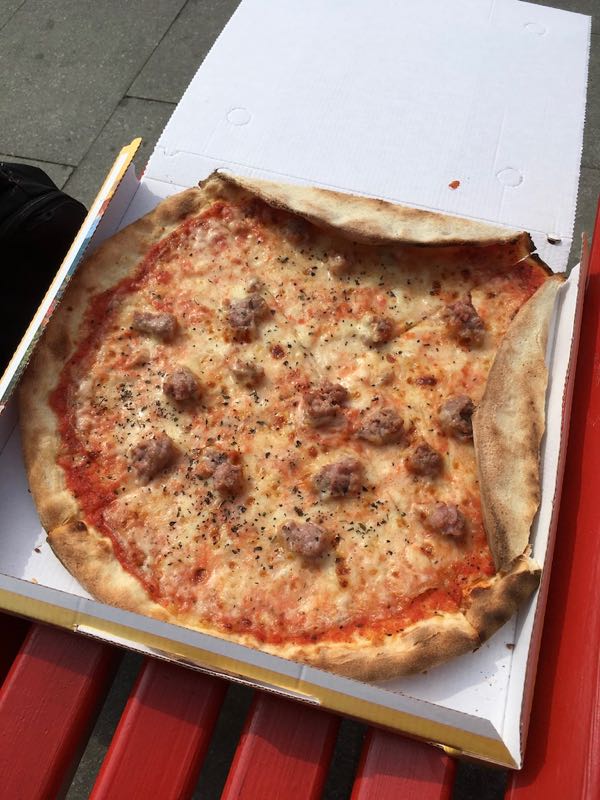 这就是pizza al volo家的small pisa，一个人吃很撑