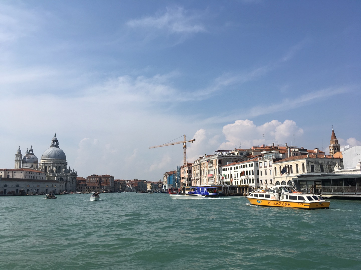 远处那个教堂是安康圣母教堂（Basilica di Santa Maria della Salute）