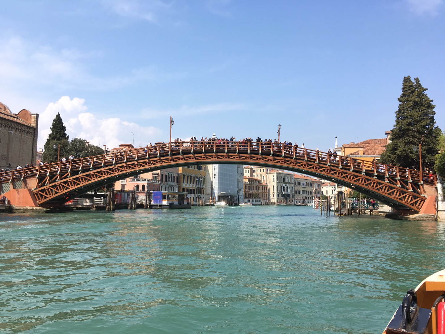 学院桥（Ponte dell'Accademia），是一座木桥，大运河上另一座著名的桥