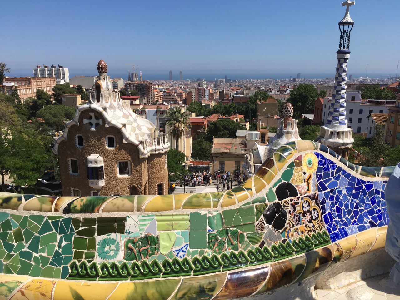 彩色碎瓷砖装饰的蛇形座椅，远处可以看到圣家堂和地中海，作为巴塞罗那的宣传照，拍照的游客人满为患，我在这里坐了10几分钟吧