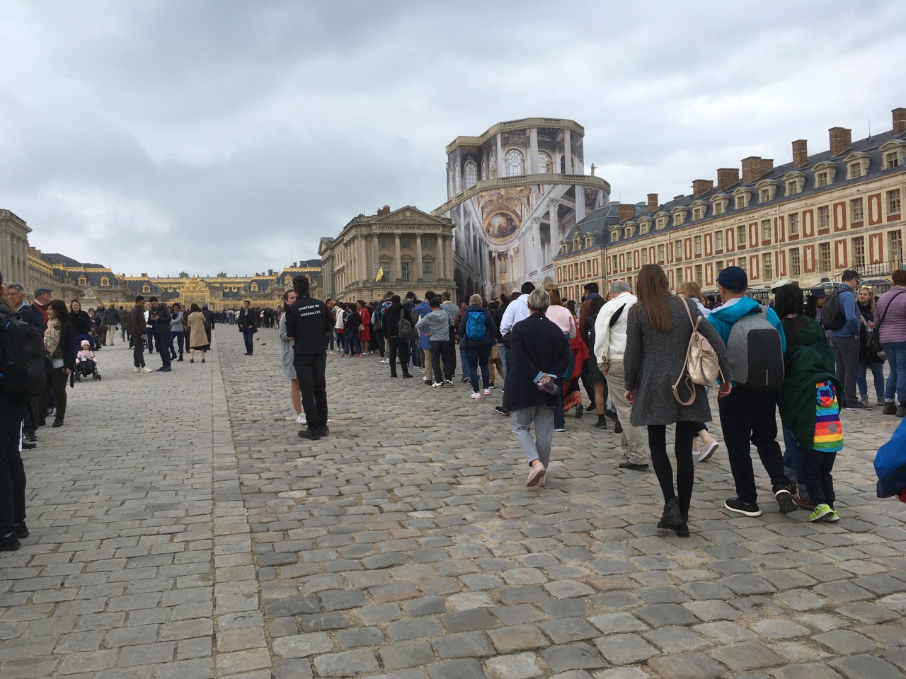 凡尔赛宫门口排队的人山人海