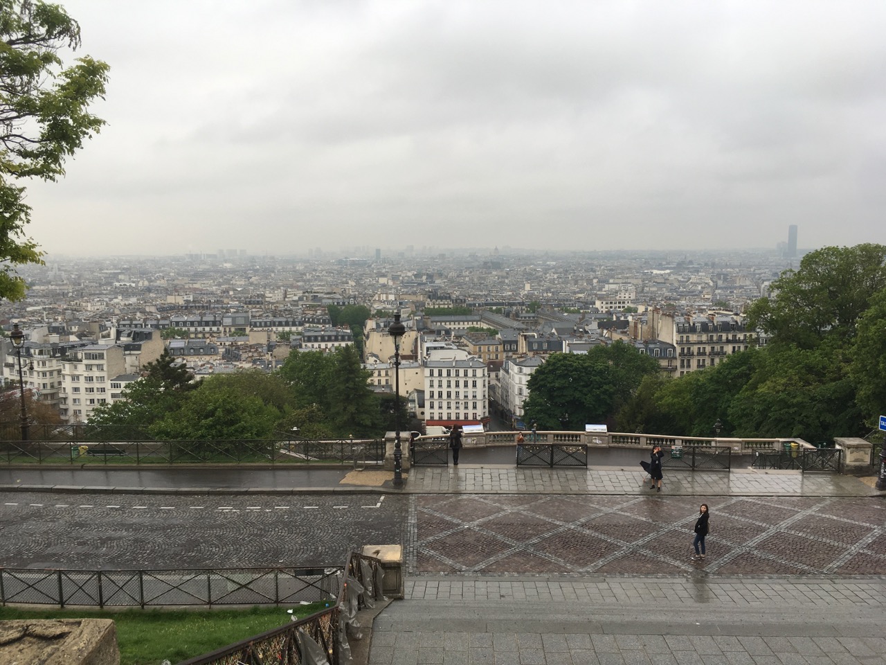 下着小雨。晴天的话是日落时分俯瞰巴黎的好地方