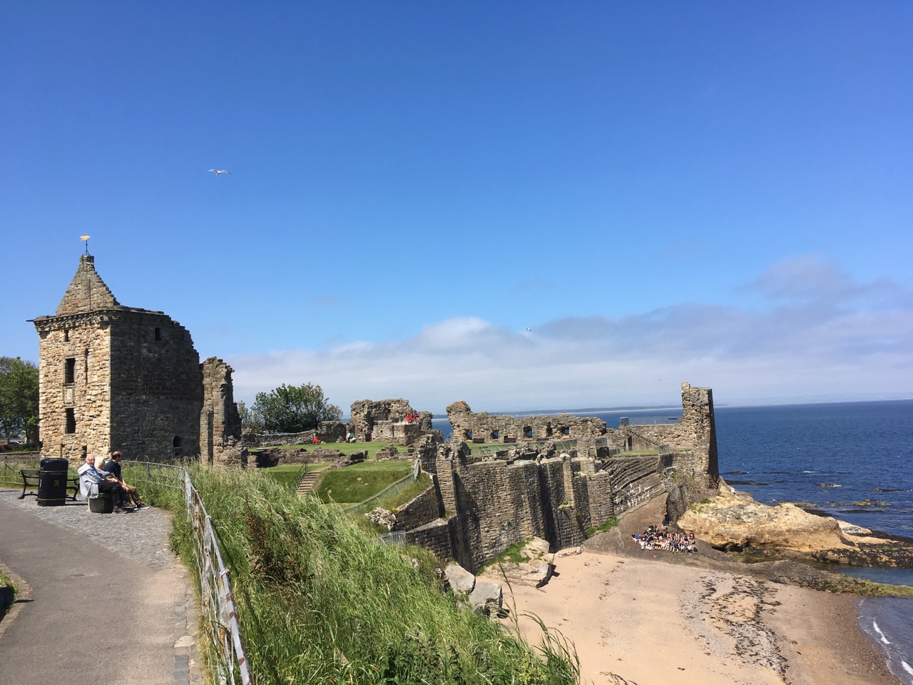 圣安城堡(castle)修建于12世纪，如今只剩下断垣残壁，在碧海蓝天的映衬下，也挺好看的