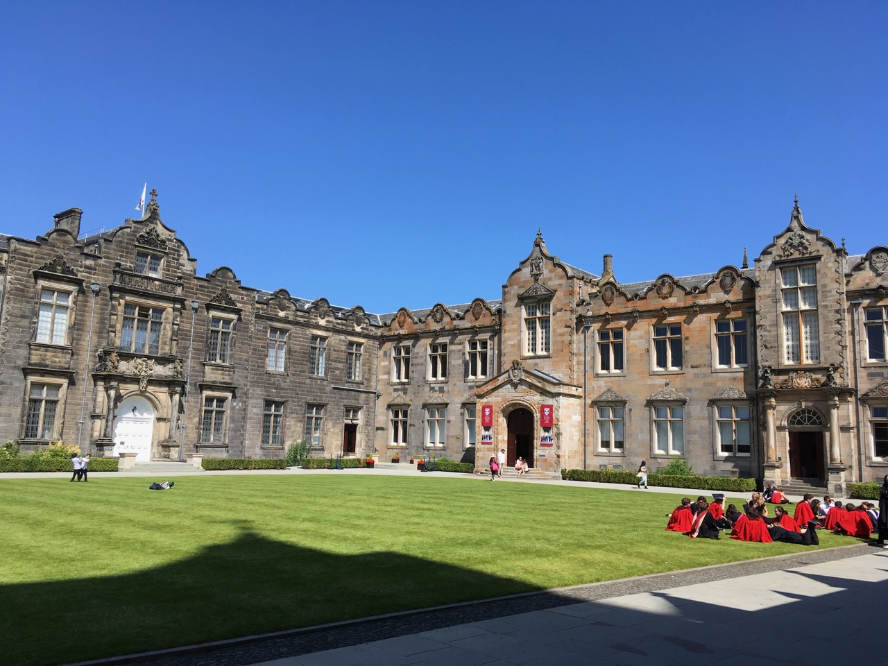 圣安德鲁斯大学，红袍(red gown)是圣安大学本科生的学位服。到了毕业季，镇上各个角落都有穿着红袍拍毕业照的同学