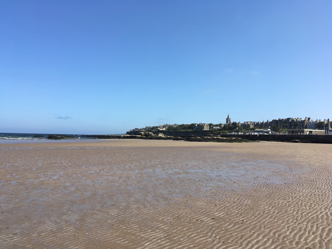 西沙滩(west sands)，波浪状的沙地很硬，非常合适散步