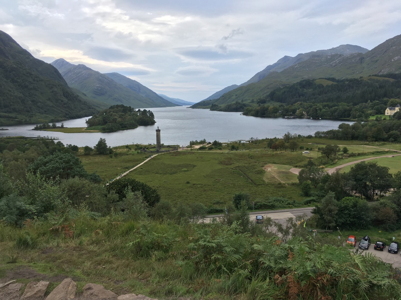 站在Glenfinnan Viewpoint上眺望