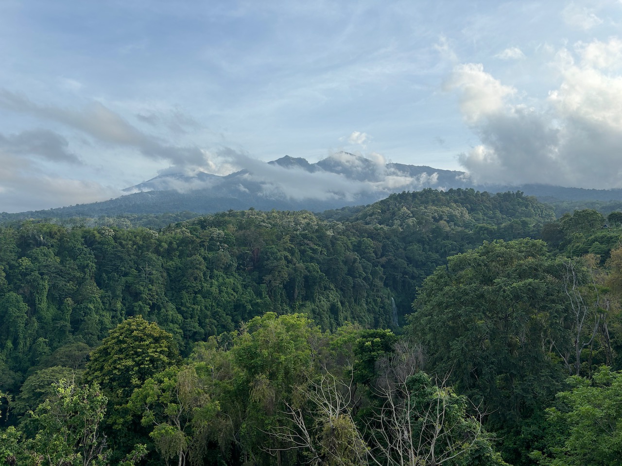 远眺我们的目标，印尼第二高的山峰：Mount Rinjani