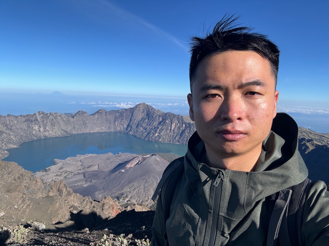 火山口边缘的自拍