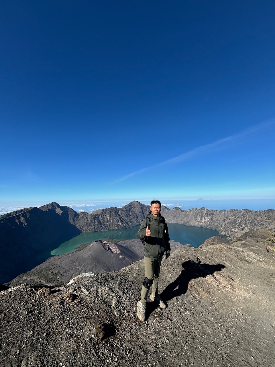 让向导给我拍了一张火山口边的照片