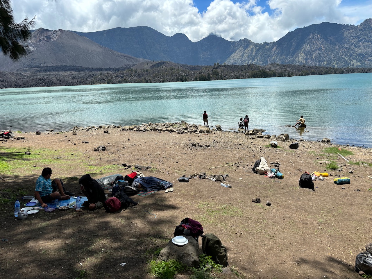 湖边有很多当地人在野炊和钓鱼
